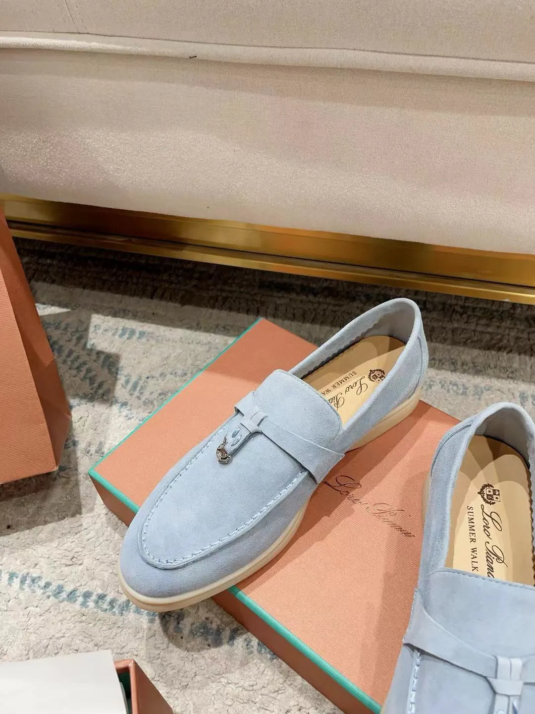 Factory price: 520💰4050 new color. Original purchase, 1⃣️: 1⃣️ folded and developed, Loro Piana professional model to try on feet, quality purchase level, flash sale of common products on the market, welcome to compare, original packaging. Fabric: Imported from Italy🐑High mercerized shearling, Lining: Hand-sewn mark thread in water-dyed cowhide imported from Italy🧵, high-end and elegant. Comfortable on the feet. Size: Women's 35-42 (41, 42) customized, non-returnable, men's 38-45 (46, 47, 48) customized, non-refundable. Fashionable boutiques that you can’t miss, a must-have item
